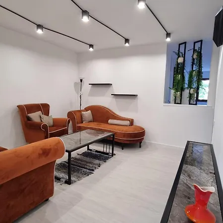 Beautiful, New, Centre Apartment *